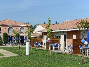 Canal-Side Escape w Pool Apartment in Occitanie