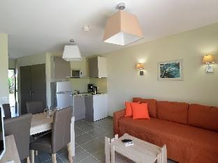 Canal-Side Escape w Pool Apartment in Occitanie
