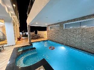 R61 sunset Chalet Villa in Oman