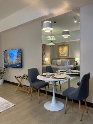 Minimalist and Cozy Place with Balcony Vacation rental in Makati