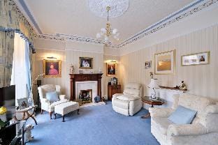 The Jays Guest House (Entire Guest House) Villa in Aberdeen