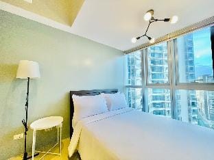 Uptown BGC: Spacious Corner 2BR Vacation rental in Makati