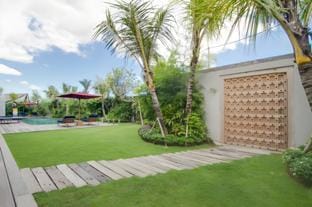 Villa Louwie, Canggu - 5 Bedrooms, pool and garden Villa in North Kuta