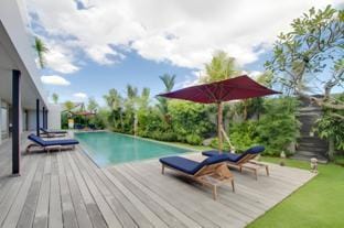 Villa Louwie, Canggu - 5 Bedrooms, pool and garden Villa in North Kuta