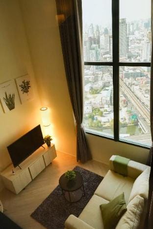 Skyline Loft - Luxury, Cozy, 5 Min BTS On Nut! Apartment in Bangkok
