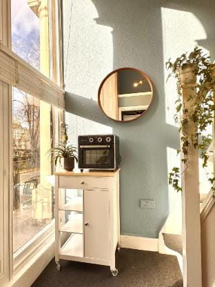 Kensington Gardens - Split Level Double Studio Apartment in City of Westminster