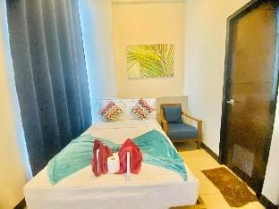 Near Airport 1Br + pool & beach Apartment in Lapu-Lapu City