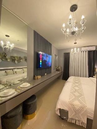 Aurora Suite by YourNest @Shore2 (Netflix + Wifi) Apartment in Pasay