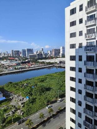 Apollo Suite by YourNest @Shore1 (Netflix + Wifi) Apartment in Pasay