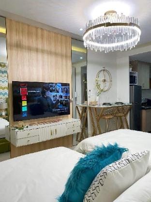 Phoebe Suite by YourNest @Shore2 (Netflix + Wifi) Apartment in Pasay
