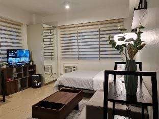 Cute Studio Unit w/ Big Windows - B Morgan T1 Apartment in Makati