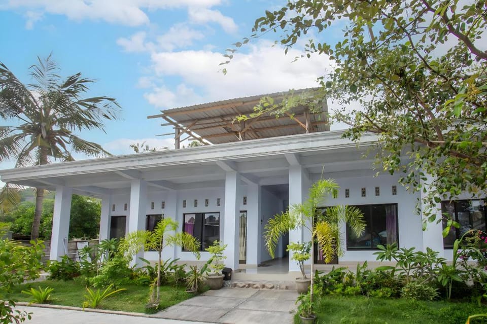 OYO 93603 Nurbata Holdings Hotel in Pujut