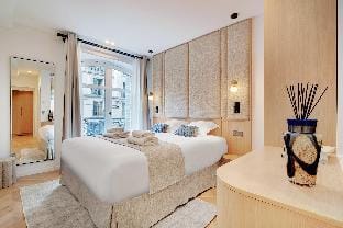 Charming 4BR 10P flat in the heart of Paris - Elegance at Matignon Apartment in Paris