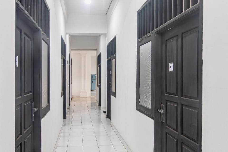 OYO 93722 Shannhay Guest House Syariah Hotel in South Jakarta City