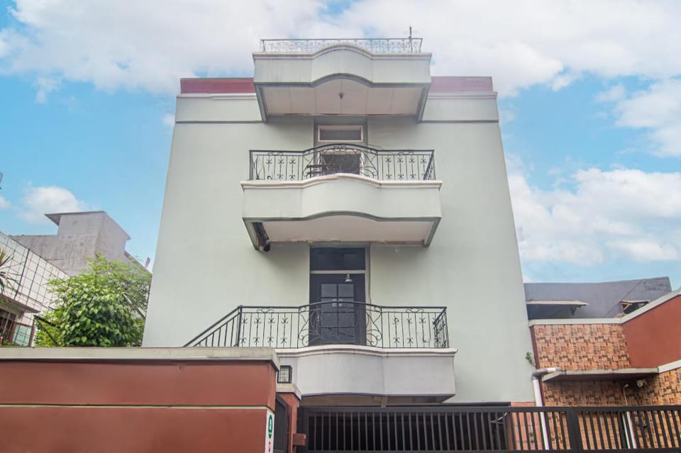 OYO 93722 Shannhay Guest House Syariah Hotel in South Jakarta City