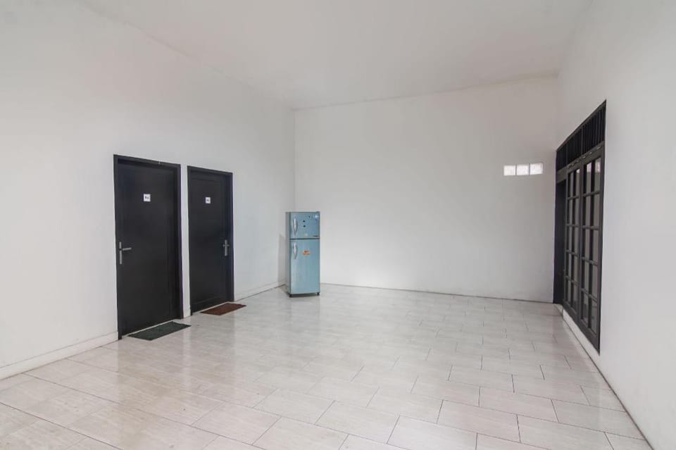 OYO 93722 Shannhay Guest House Syariah Hotel in South Jakarta City