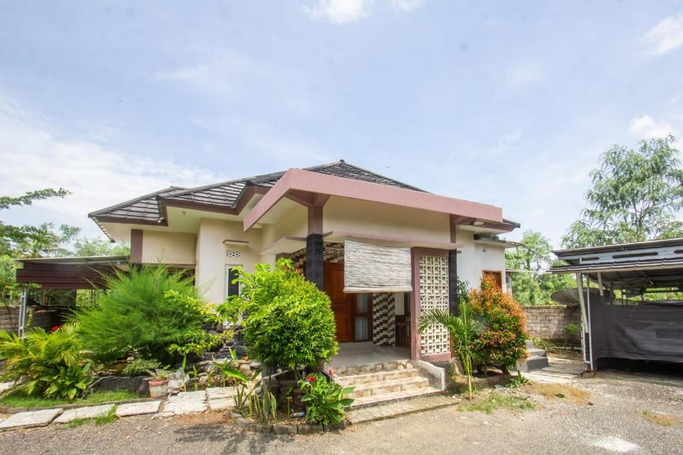 OYO 93737 Bale Oyan Homestay Hotel in Pujut
