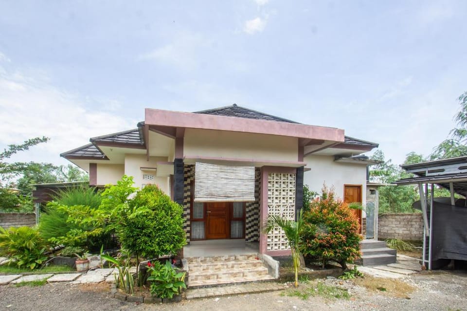 OYO 93737 Bale Oyan Homestay Hotel in Pujut
