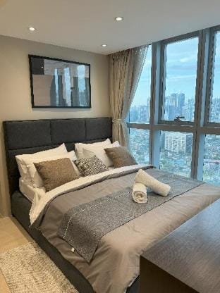 Stylish 2br w/ View at BGC Uptown Parksuites 16 Apartment in Makati