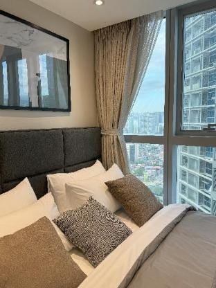 Stylish 2br w/ View at BGC Uptown Parksuites 16 Apartment in Makati