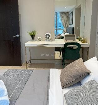 Stylish 2br w/ View at BGC Uptown Parksuites 16 Apartment in Makati