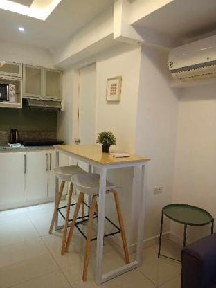 Stylish 2BR Condo in Forbes BGC  Apartment in Makati