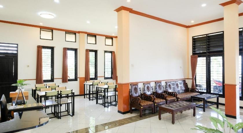 RedDoorz near BNS 2 Hotel in Batu