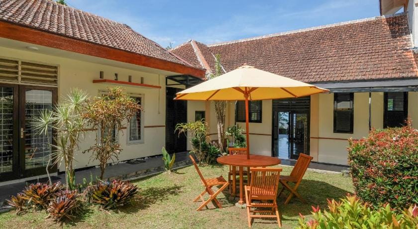 RedDoorz near BNS 2 Hotel in Batu
