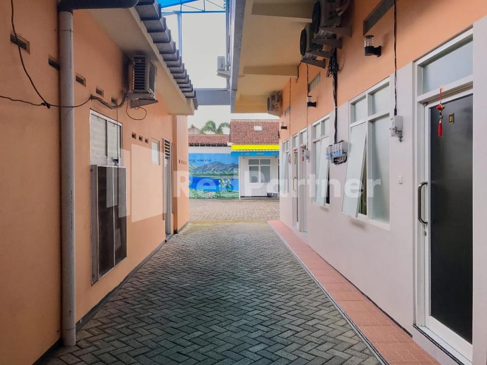 Joy Homestay Near UMJ Jember Mitra RedDoorz Hotel in East Java