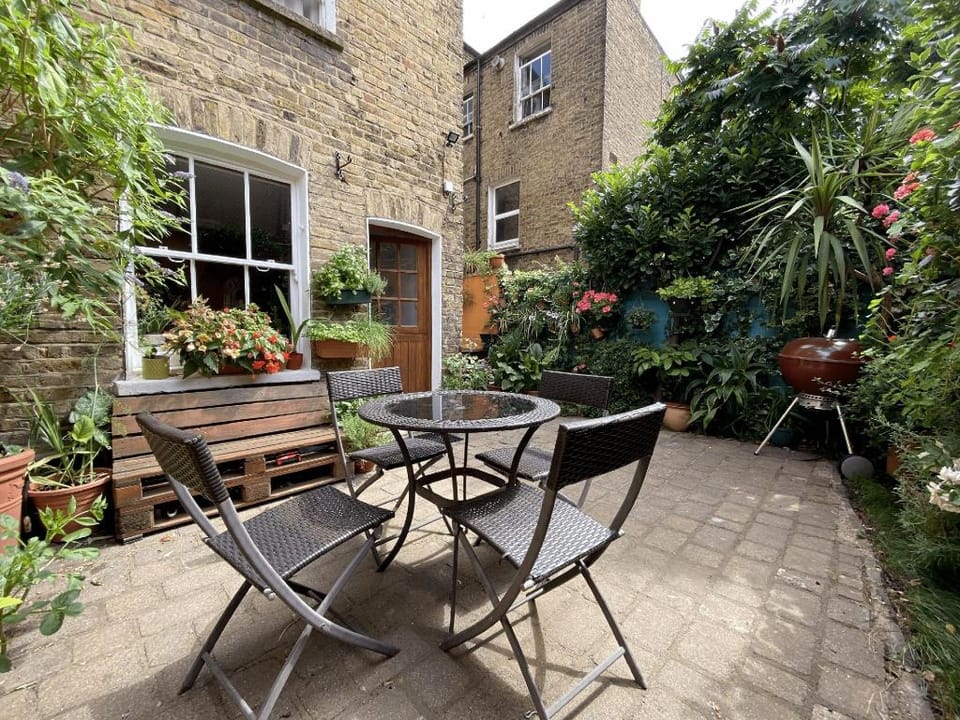 The Clapham 2-Bedroom Flat with Private Patio Apartment in London