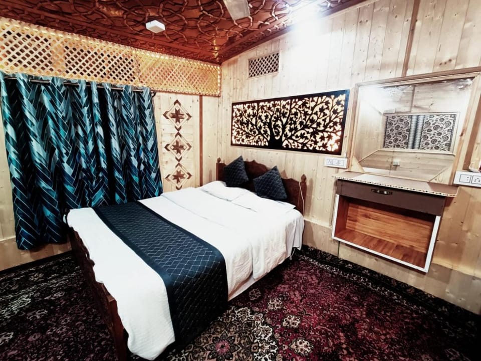 Houseboat New Shamus Maqbool Docked boat in India