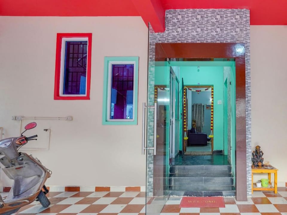 Hotel O Eswar Residency Saligramam Hotel in Chennai