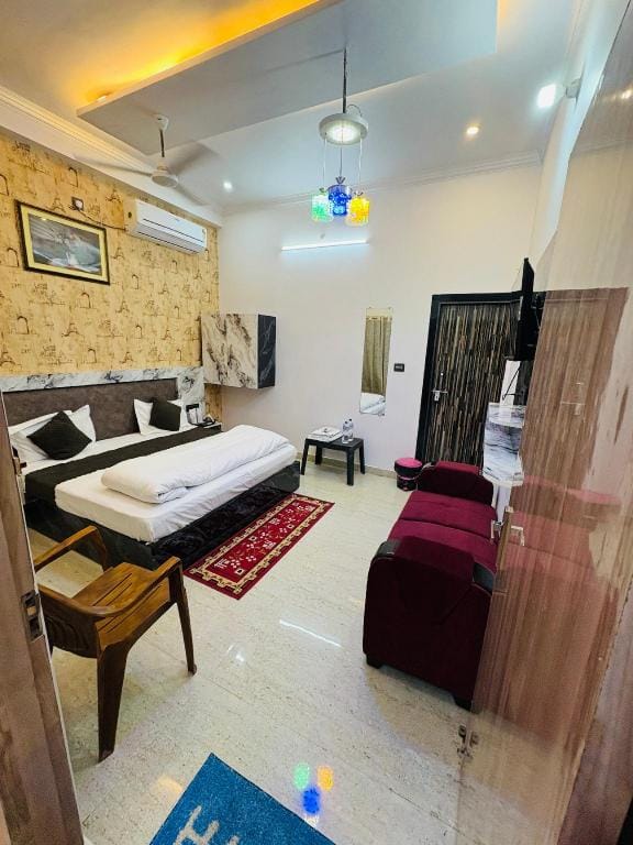 Shri Radhe Radhe Guest House In-front of Ram Janam Bhumi Main Gate Hotel in Nepal