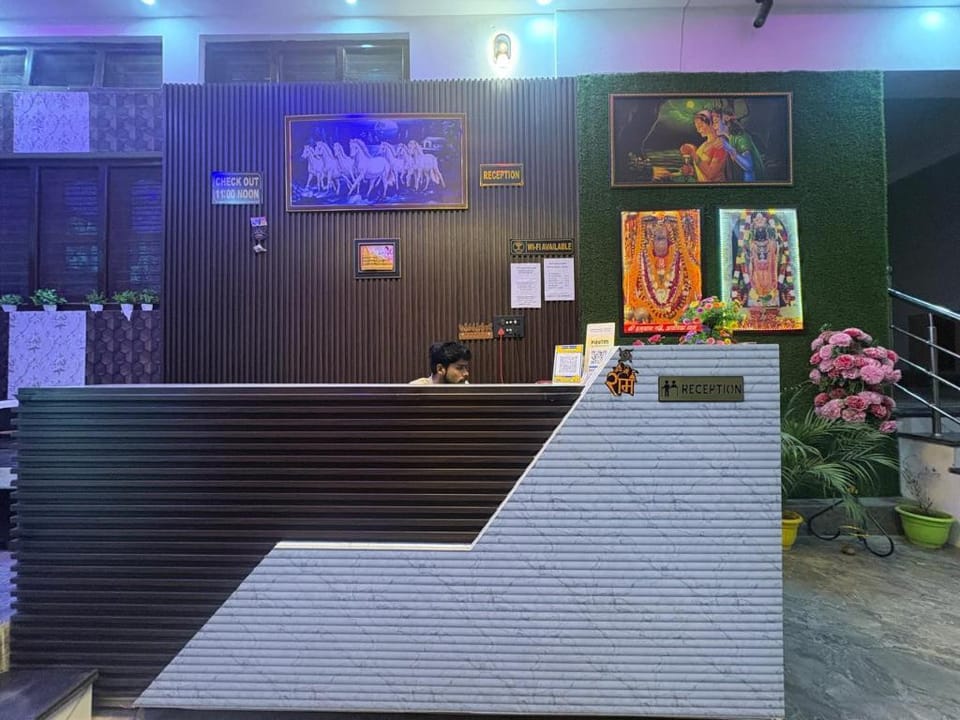 Shri Radhe Radhe Guest House In-front of Ram Janam Bhumi Main Gate Hotel in Nepal