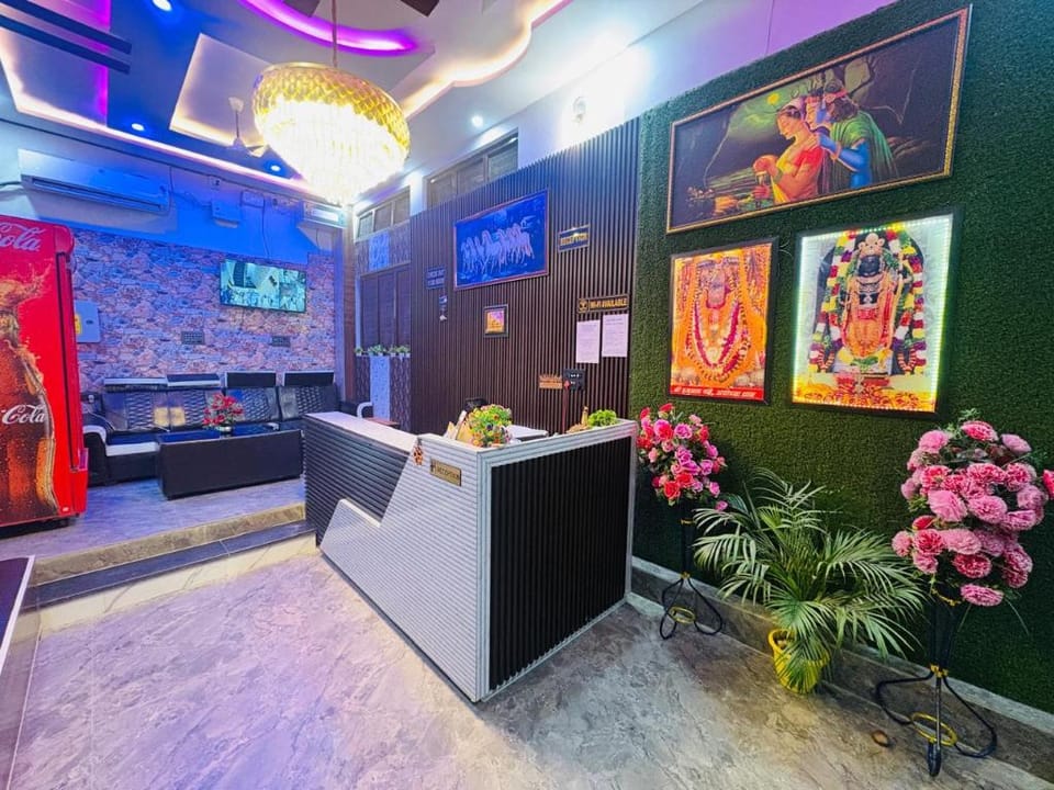 Shri Radhe Radhe Guest House In-front of Ram Janam Bhumi Main Gate Hotel in Nepal