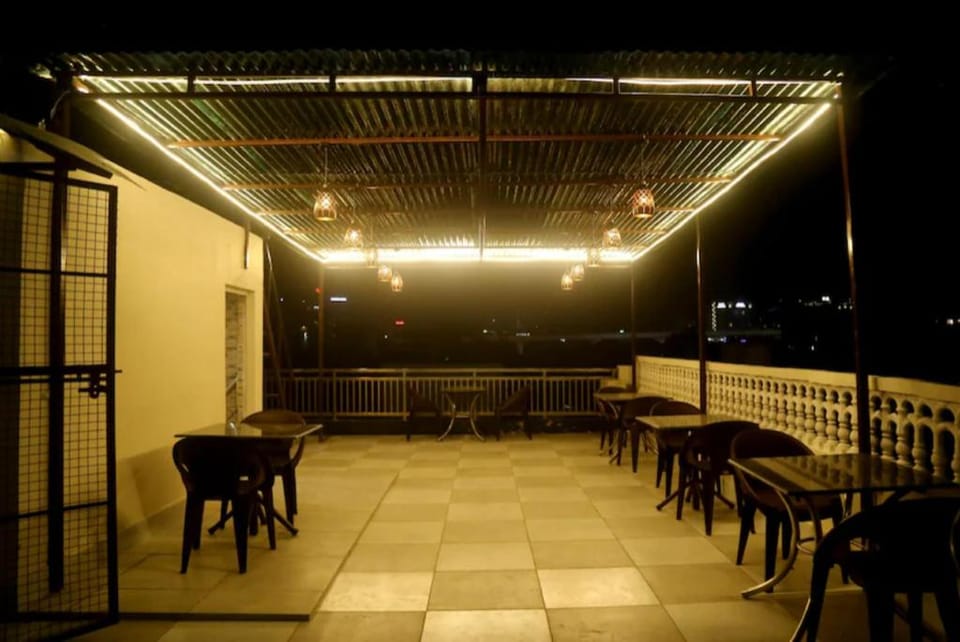 Goroomgo Pyrenees Home Stay Agra Hotel in Agra