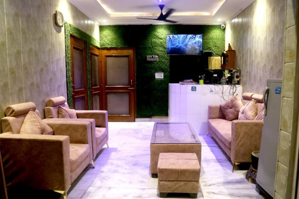 Goroomgo Pyrenees Home Stay Agra Hotel in Agra
