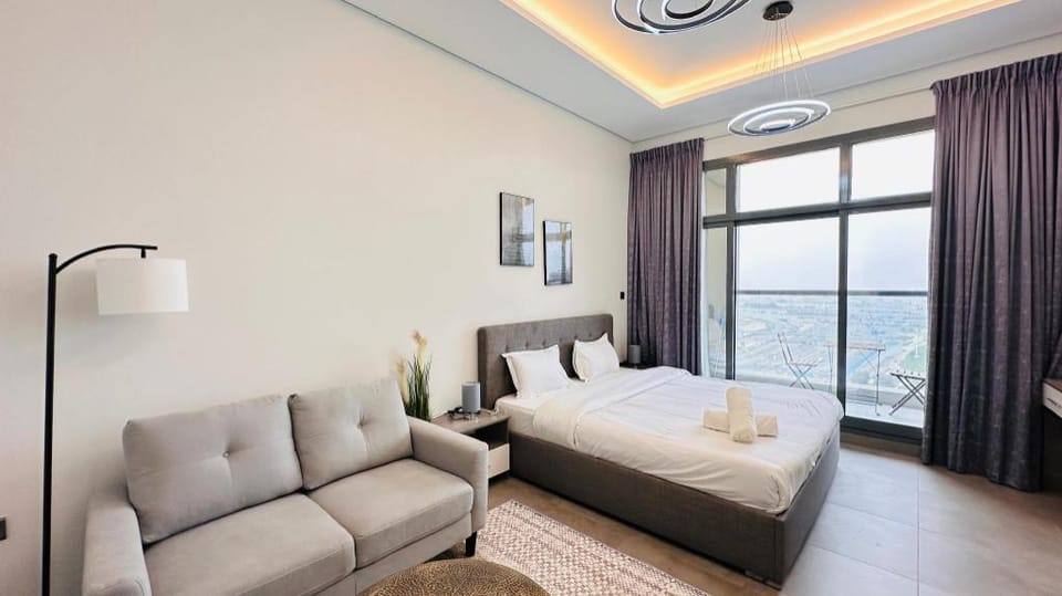 Upscale Apartment at Oval Tower Near Downtown with Balcony and Parking by Belvilla Bed and Breakfast in Dubai