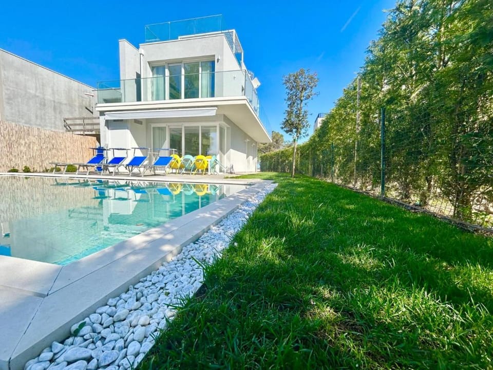 Golden hour retreat lagoon view villa with pool Villa in Isola Albarella