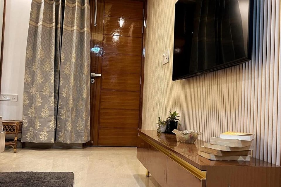 10 Min to Airport: Cozy Studio: Kitchenette & Bath Apartment in New Delhi