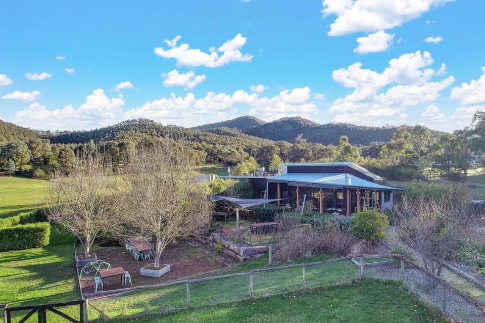 The Sticks - Lake Eildon Views Vacation rental in Goughs Bay
