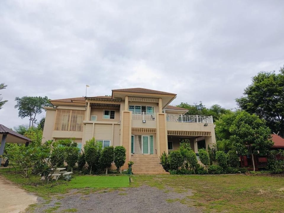Baan Rak Trong Jai (Garden View) Apartment in Laos