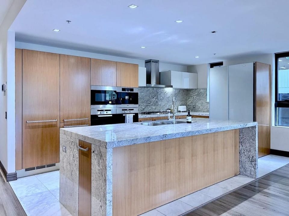 Grand St Kilda 2-story Sub Penthouse At Lucient Apartment in Melbourne