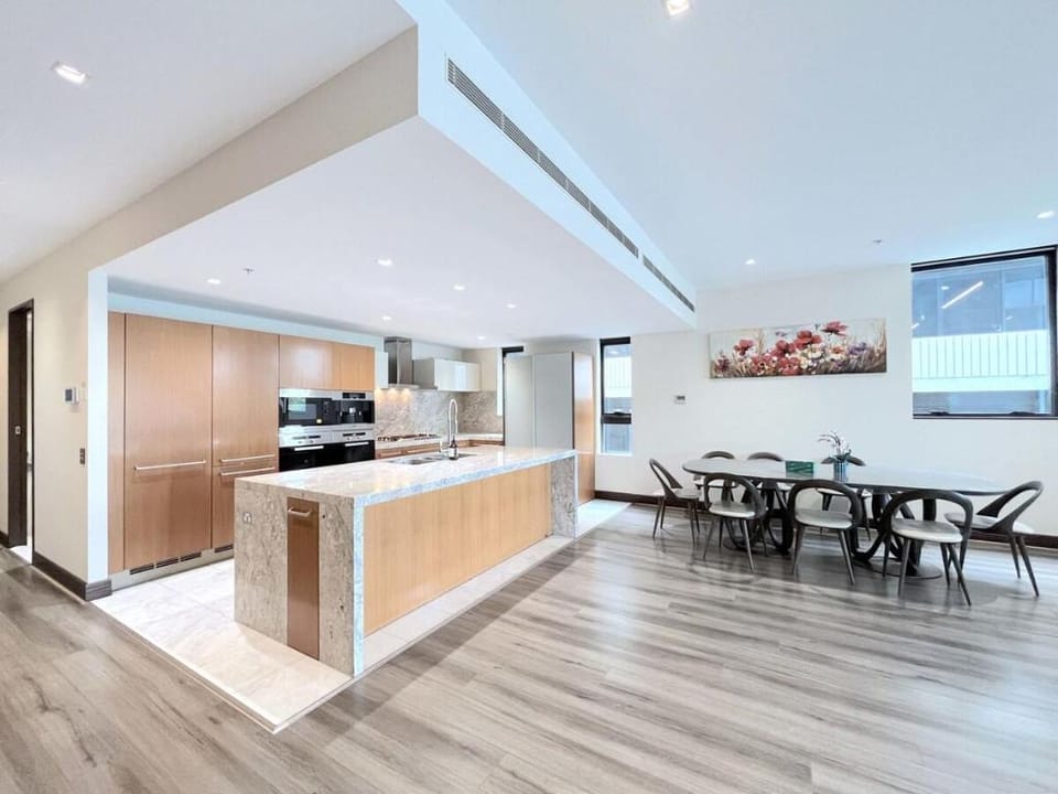 Grand St Kilda 2-story Sub Penthouse At Lucient Apartment in Melbourne