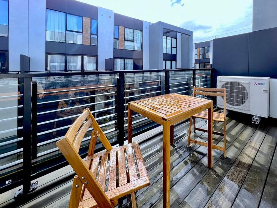 Port Melbourne 3-level TH *FreeParking *Smart TV Vacation rental in Melbourne