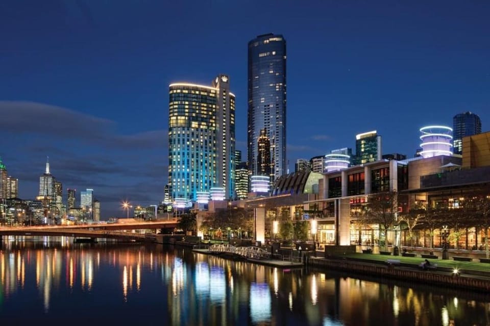 Port Melbourne 3-level TH *FreeParking *Smart TV Vacation rental in Melbourne