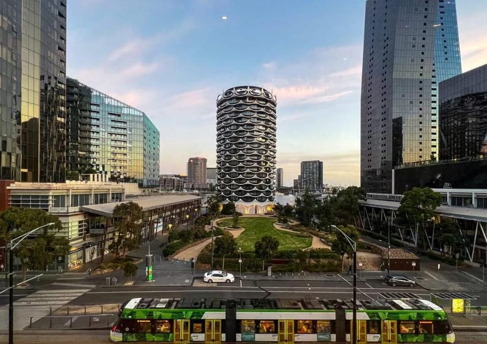 Lux Docklands District 3-level TH *FreeParking Vacation rental in Melbourne