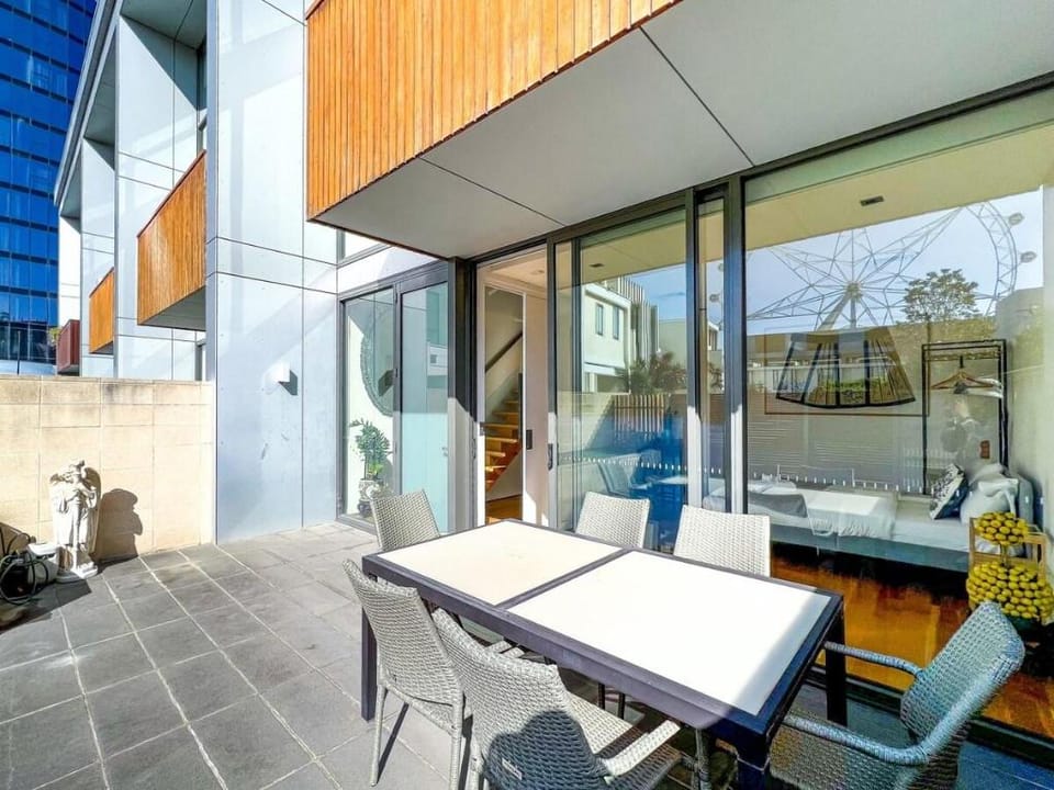 Lux Docklands District 3-level TH *FreeParking Vacation rental in Melbourne