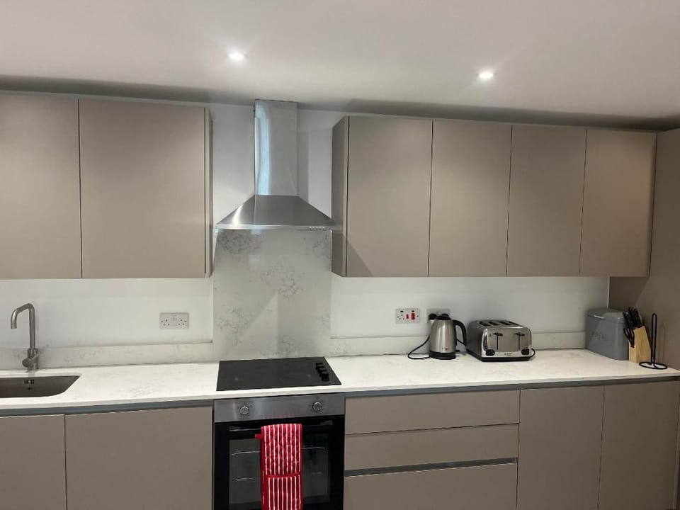Modern 1 bedroom Apt. 02 Town Centre Camberley Apartment in Camberley