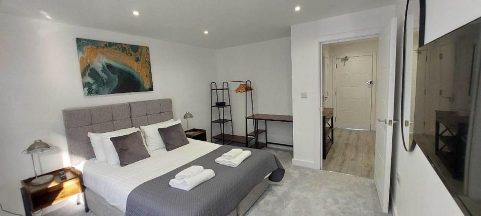 Modern 1 bedroom Apt. 02 Town Centre Camberley Apartment in Camberley